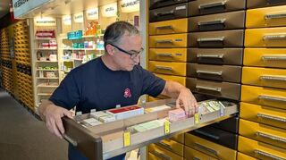Thomas Luft, neuer Inhaber der Schloss-Apotheke in Ilvesheim. Er steht an einer der charakteristischen Schubladen. Ob diese bleiben oder durch ein moderneres Lagersystem ersetzt werden, ist noch nicht endgültig geklärt.