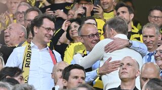 Partei- und BVB-Freunde: Friedrich Merz (Mitte) und Hans-Joachim Watzke (Archivfoto).