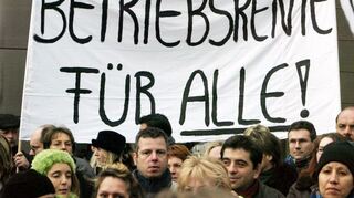Mitarbeitende einer Bank demonstrieren für den Erhalt ihrer Betriebsrente (Foto: Archiv).