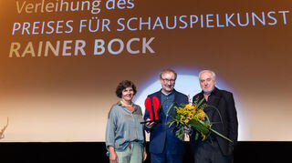 Rainer Bock (Mitte) erhält von Programmleiterin Daniela Kötz und Intendant Michael Kötz den Preis für Schauspielkunst.