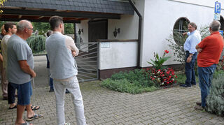 Der Rathauschef schlägt vor, an diesem Fenster einen Durchbruch für einen behindertengerechten Zugang zu schaffen.