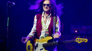 Glenn Hughes, britischer Rockmusiker, steht im Admiralspalast in Berlin auf der Bühne.