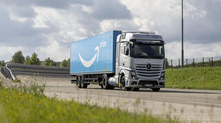 Ein Mercedes-Benz GenH2 Truck unterwegs für Amazon.