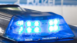 In Mannheim-Rheinau war eine 87-Jährige auf dem Weg zum Seniorentreff - und wurde das Opfer von gewalttätigen Trickbetrügern. Die Polizei sucht nach Zeugen (Symbolbild).