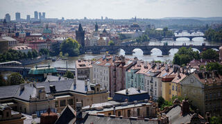 Blick auf die Moldau mit der Karlsbrücke von Prag.