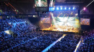Vor 20 Jahren: die feierliche Eröffnung mit einem Konzert mit Ronan Keating gemeinsam mit der Staatsphilharmonie Rheinland-Pfalz. Zuvor spielt das Nationaltheater-Orchester.