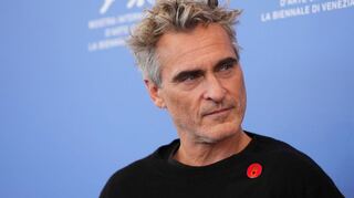 Joaquin Phoenix vor der Pressekonferenz des Films mit einem «Artists4Ceasefire»-Anstecker.