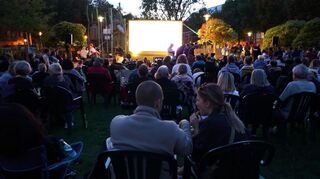 Das Freiluftkino auf dem Neumarkt ist schon fast ein Pflichttermin für Cineasten. Am Dienstagabend flimmert „Dirty Dancing“ über die Leinwand.