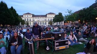 Bereits kurz nach 20 Uhr war der Neumarkt schon ziemlich gefüllt. Erwartungsvolle Stimmung und unterhaltsame Plauderei beherrschte den zentralen Platz in der Neckarstadt-West. Unter den Gästen war auch Isabel Cademartori.