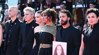 Joaquin Phoenix und Rooney Mara mit einem Teil des Filmteams und einem Foto von Hind Rajab auf dem roten Teppich.