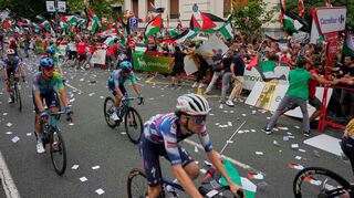 Demonstranten mit palästinensischen Fahnen sorgen bei der Vuelta für chaotische Zustände.