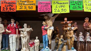 In Souvenirshops werden Tonfiguren von Franz von Assisi und Carlo Acutis verkauft. (Archivbild)