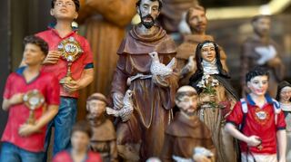 Figuren des alten und des neuen Heiligen stehen in Souvenirshops nebeneinander. (Archivbild)