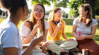 Menschen aus Mannheim und neu Zugezogene zusammenbringen: Das ist das Konzept des Vereins „Start with a Friend“ in Mannheim (Symbolbild).
