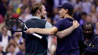 Jannik Sinner (r) erinnert Alexander Bublik (l) an einen «KI-generierten Spieler».