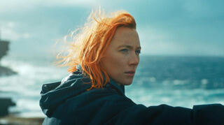 Der Film „The Outrun“ erzählt die Geschichte von Rona (Saoirse Ronan), die in ihre Heimat auf den entlegenen Orkney-Inseln zurückkehrt.