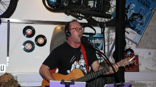 Manni Capello, hier bei einem Auftritt im März 2022 in Viernheim, spielt beim „Woihock“ in Heddesheim.