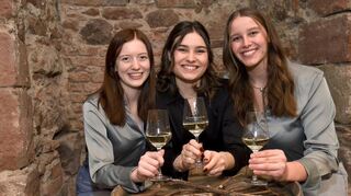 Die Schriesheimer Weinhoheiten Kim, Maren und Anne kommen zur Eröffnung des „Woihock“ nach Heddesheim.