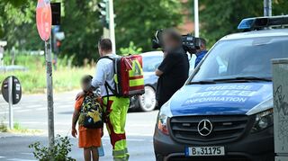 . Ein Auto ist in Berlin-Wedding in eine Menschengruppe gefahren.