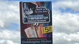 In Anlehnung an „das Thema in Bad Dürkheim im vergangenen Jahr schlechthin“ steht der neue Wurstmarkt Dubbeglasorden von Erfinderin und Produzentin Dania Mayer unter dem Motto „Schobbe Therminator - Hoscht aa la vino, baby?“