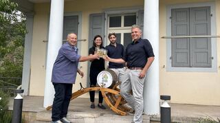 Markt-Winzermeister Helmut Darting (v.l.), Bürgermeisterin Natalie Bauernschmitt, Weinhoheit Rani Kurajouli und Marktmeister Marcus Brill beim Fassanstich im Zuge der traditionellen Pressekonferenz.