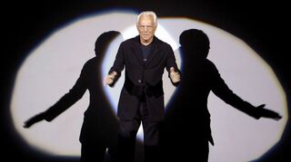 Bekannt wurde Armani - hier auf dem Laufsteg der Männermodenschauen 2007/2008 - durch Herrenmode in minimalistischen Schnitten mit gedeckten Farben. (Archivbild)