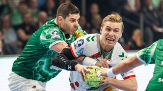 Mijajlo Marsenic (l.) und Magdeburgs Gisli Kristjansson im Duell um den Ball. (Archivbild)