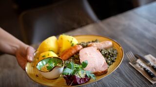 Ob die Gastronomen Steuererleichterungen weitergeben, ist fraglich. (Archivbild)