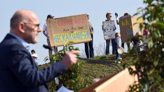 Der Spatenstich für den Neubau der L 597 bei Ladenburg am 23. März 2019 mit Minister Hermann werden von Protesten aus Neckarhausen begleitet.