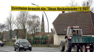 Immer wieder fordern die betroffenen Gemeinden den Neubau der Neckarbrücke. Dieses Bild entstand im Februar 2002 in Ilvesheim.