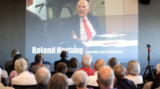 Im Marchivum hatte der Film „Roland Hartung – Innovator und Stadtpatriot“ Premiere, der das Lebenswerk des langjährigen Kommunalpolitikers und MVV-Chefs zeigt.