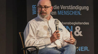 Dr. Ludovic Roy (Historiker aus Mannheim) bei seinen Ausführungen bei einer "MM"-Podiumsdiskussion.