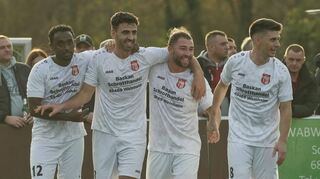 Hier jubelte Mikail Erdem (2. v. r.) noch mit dem FC Türkspor über Tore. Jetzt spielt er für den VfR Mannheim II.