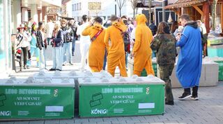 Mit geliehenen Betonelementen hat die Stadt im Frühjahr die Straßenfastnacht in der Schulstraße abgesichert. Nun schafft sie eigene Poller als Zufahrtsschutz an.