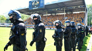 Beim Spiel SV Waldhof gegen Dynamo Dresden kommen Polizeikräfte vor Spielende auf das Spielfeld. Nun muss der Drittligist SVW tief in die Tasche greifen.