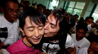 Ein Bild aus besseren Tagen: Aung San Suu Kyi 2011 zusammen mit ihrem Sohn Kim Aris. (Archivbild)