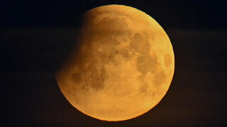 Der Beginn einer Mondfinsternis ist am frühen Morgen am Himmel zu sehen.