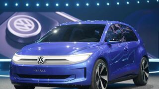 Die Studie ID.2all steht 2023 auf einer Bühne. Das Auto soll ab 2026 starten und in etwa die Größe eines VW Polo haben.