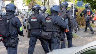 Der Großeinsatz zieht sich über Stunden bis zur Festnahme des Tatverdächtigen.