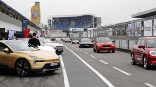 In der Boxengasse des Hockenheimrings starten und enden die Testfahrten mit den E-Autos.
