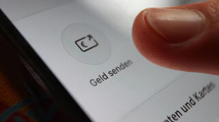 In einer App der Sparkasse ist die Option „Geld senden“ zu sehen.