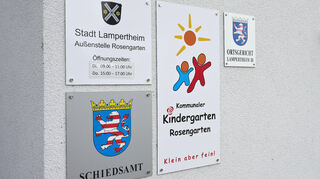 Klein aber fein steht auf dem Schild, das Besuchern zeigt, dass hier die Kommunale Kita Rosengarten in Lampertheim untergebracht ist.