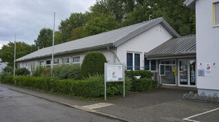 Die Kita in Lampertheim-Rosengarten ist an das Dorfgemeinschaftshaus in der Rheingoldstraße (linker Flügel) angebaut, in dem auch die Außenstelle der Stadtverwaltung untergebracht ist.