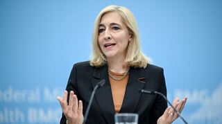 Gesundheitsministerin Warken will die Kassenbeiträge noch stabilisieren.