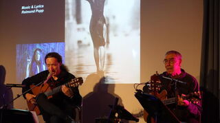 Reimund Popp (v.l) und Peter Fricke vom popp.art.trio musizierten auf der Bühne.