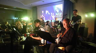 Die Gitarren-AG spielte einige Stücke, die die Musiker selbst ausgewählt hatten.