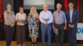 Ehrungen für 10 Jahre Ehrenamt in der Tafel: Dekanin Sonja Mattes (v.l.) mit Maria Schmitt, Karin Raschke, Markus Minrath, Karl-Heinz Dellinger und Diakonie-Leiter Dennis Kramer.