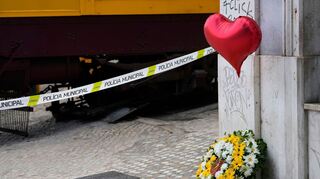 Eltern aus Deutschland haben ihren Sohn, den die Polizei schon unter den Todesopfern vermutete, schwer verletzt aber lebend in einem Krankenhaus von Lissabon gefunden.