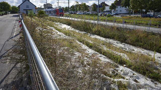 Zwischen Bahngleisen und Durchgangsstraße liegt das schmale Grundstück, wo einst die Raiffeisenhallen samt Turm standen.