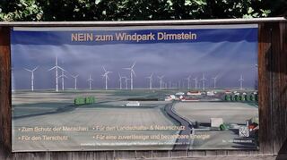 Mit großen Transparenten wie hier an einem Hoftor in Obersülzen macht eine Bürgerinitiative Stimmung gegen Windräder in Dirmstein.